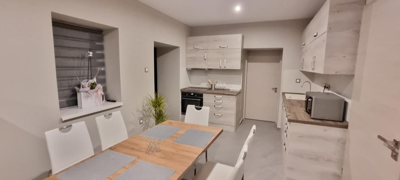 Hos-Cegledi Vendeghaz Miskolc -Oenallo Otthon, Mely Csak Az Oenoeke Exterior foto